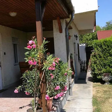 Sara Vendeghaz Apartment *