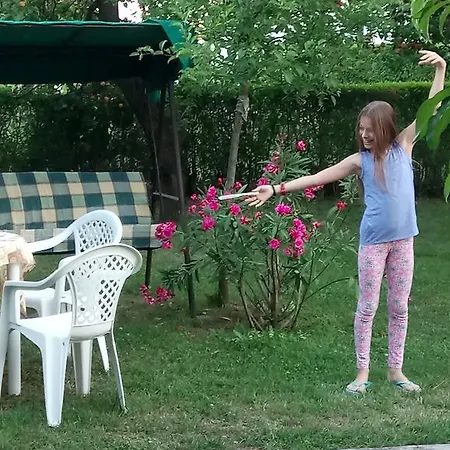 Sara Vendeghaz Balatonkeresztúr
